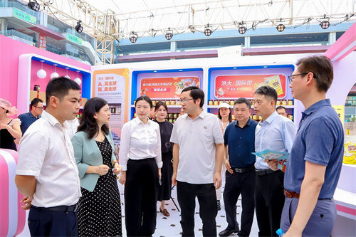 领导参观新洪大会客厅 (2)_副本.jpg