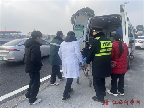 春运首日暖心救助 执法为民情满旅途 (8).jpg