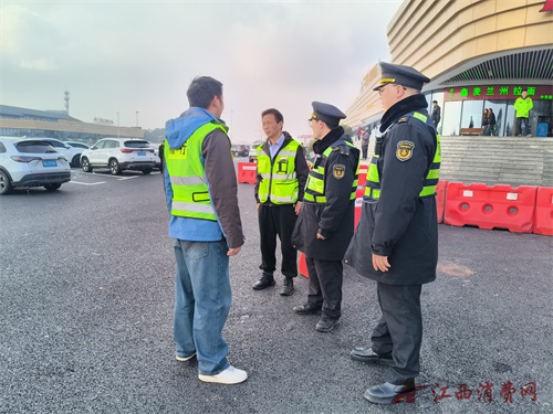 春运首日暖心救助 执法为民情满旅途 (3).jpg