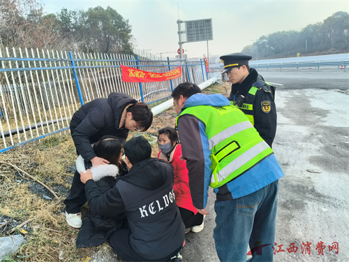 春运首日暖心救助 执法为民情满旅途 (2).jpg