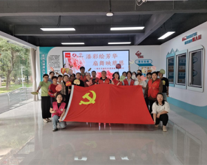 景德镇市景东安厦社区开展“漆彩绘芳华 扇舞映慈恩”母亲节非遗漆扇制作主题党日活动