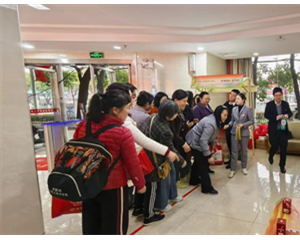 党建引领筑防线 金融安全伴我行——招商银行江铃支行走进青云谱区老年大学开展金融教育活动