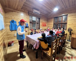 弯腰拾起文明 挺立绿色信念