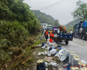 江西上饶德兴公路中心:胶水洒落阻通行 养护抢险保畅通