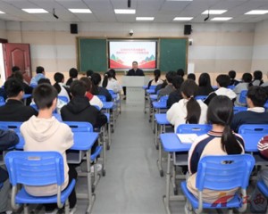 江文高在石狮学校讲授思政课